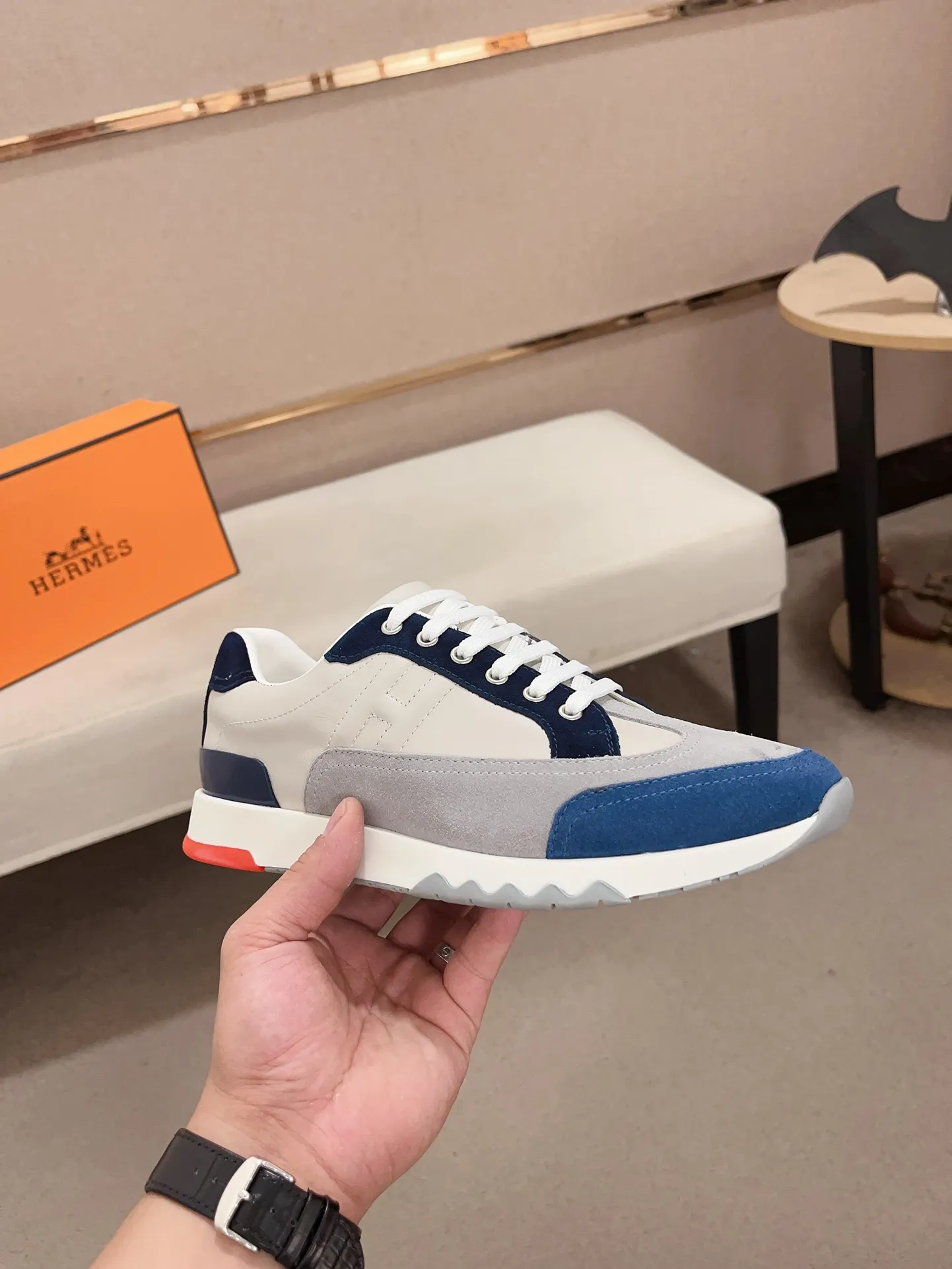 Ex-factory price: 500💰《HERMES》【Classic Original Version】Hermès; Top 🔝 Purchasing Agency 🔍🔍Men's latest 🇺🇸 counters are sold simultaneously, original imported from Italy ▲▲First-layer cowhide ▲▲ (high-end, extravagance and class) times) Exquisite workmanship (Italian 🇮🇹Imported water-dyed 🐂cowhide lining) sole: Original sole provided by the original factory, ⚠️exclusive double-layer activity·TPR·rubber·combined molded outsole; super comfortable·wear-resistant·non-slip·environmental protection The real thing is more beautiful if you take the real thing (high quality, follow the order), you can enter and exit the counter at will * Number of yards: 38·39·40·41·42·43·44# (can be customized 45.)